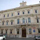 Con la sua imponente facciata ocra e il suo iconico orologio da torre ha assistito dal 1889 alla trasformazione della zona pi� elegante di Bari, quella che viene oggi definita come �Quartiere Umbertino�